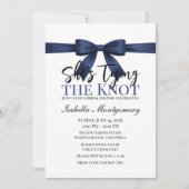 ネイビーブルーのリボンの「She's Tying the Knot」テーマ 招待状 (正面)