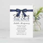ネイビーブルーのリボンの「She's Tying the Knot」テーマ 招待状 (スタンド正面)
