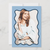 ネイビーブルーのレトロウェーブフレーム写真卒業 招待状 (裏面)