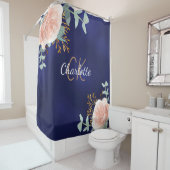 ネイビーブルーのローズゴールドの花と緑のモノグラム名前 シャワーカーテン (インサイチュ)
