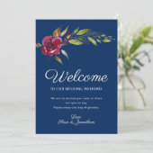 ネイビーブルーの上にバーガンディの花 | 結婚式のウェルカムカード 招待状 (スタンド正面)