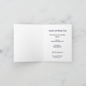 ネイビーブルーの上に黄色の花の背景モノグラム 招待状 (内部)