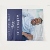 ネイビーブルーの写真の誕生日へようこそ タペストリー (正面(横))