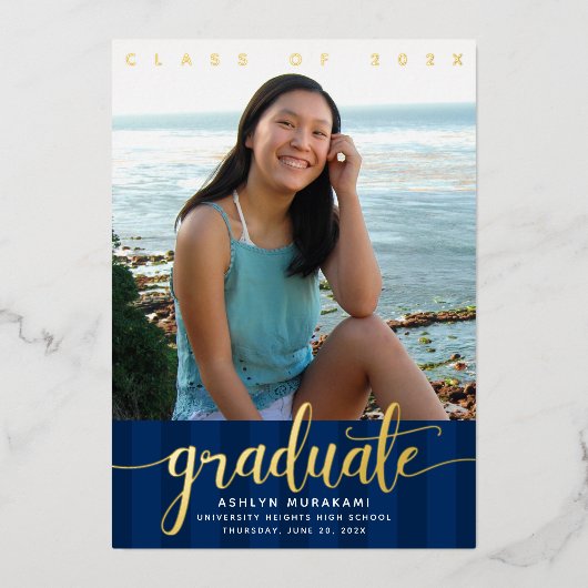 ネイビーブルーの卒業写真モダンスクリプ実在ト金ゴールド 箔招待状 (正面)