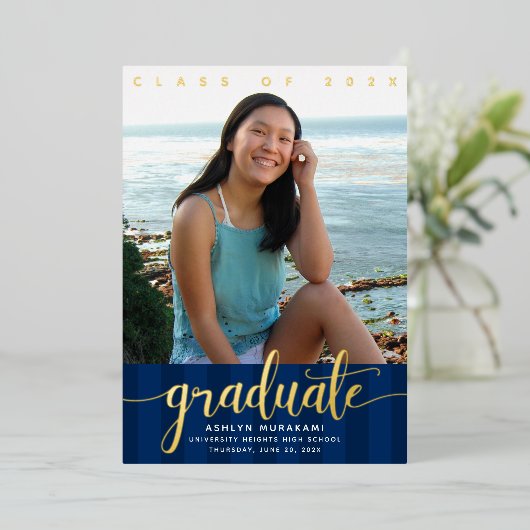 ネイビーブルーの卒業写真モダンスクリプ実在ト金ゴールド 箔招待状 (立ち正面)