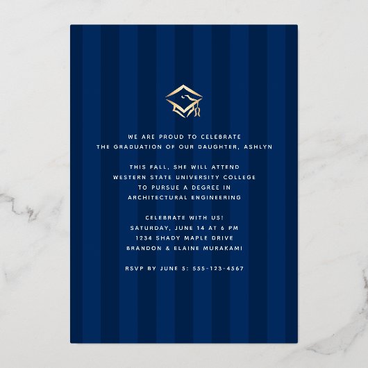ネイビーブルーの卒業写真モダンスクリプ実在ト金ゴールド 箔招待状 (裏面)