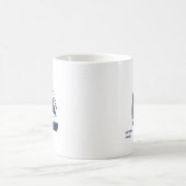 ネイビーブルーの帆船の湖の家+家族の名前 コーヒーマグカップ (中央)
