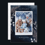 ネイビーブルーの水彩画の灰色の冬の葉 シーズンカード<br><div class="desc">この写真エレガントのクリスマスカードは、濃い青の水色の背景に灰色と茶色の冬の葉を特徴としている。この美しいホリデーカードを縦写真でパーソナライズ。あいさつ読つ：「愛と笑い」</div>