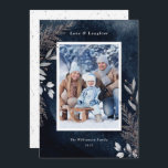 ネイビーブルーの水彩画の灰色の冬の葉 シーズンカード<br><div class="desc">この写真エレガントのクリスマスカードは、濃い青の水色の背景に灰色と茶色の冬の葉を特徴としている。この美しいホリデーカードを縦写真でパーソナライズ。あいさつ読つ:「愛と笑い」</div>