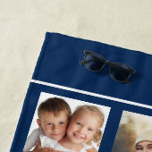 ネイビーブルーの白いコラージモノグラムのスクリプト ビーチタオル (インサイチュ)