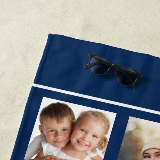 ネイビーブルーの白いコラージモノグラムのスクリプト ビーチタオル (インサイチュ)