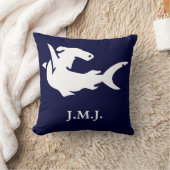 ネイビーブルーの白いサメの下にモノグラム クッション (ブランケット)