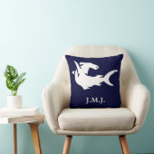 ネイビーブルーの白いサメの下にモノグラム クッション (椅子)