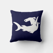 ネイビーブルーの白いサメの下にモノグラム クッション (裏面)