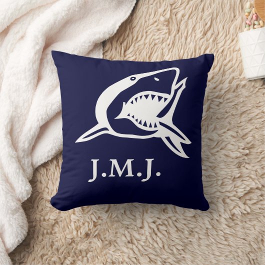 ネイビーブルーの白いサメの下にモノグラム クッション (ブランケット)