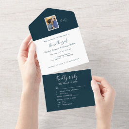 ネイビーブルーの白い海岸沿いのカップル写真モノグラム オールインワン招待状