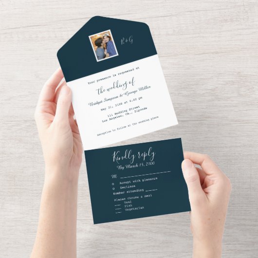 ネイビーブルーの白い海岸沿いのカップル写真モノグラム オールインワン招待状 (貼ってはがせる)