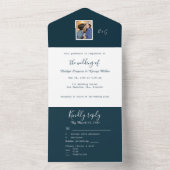 ネイビーブルーの白い海岸沿いのカップル写真モノグラム オールインワン招待状 (内側)