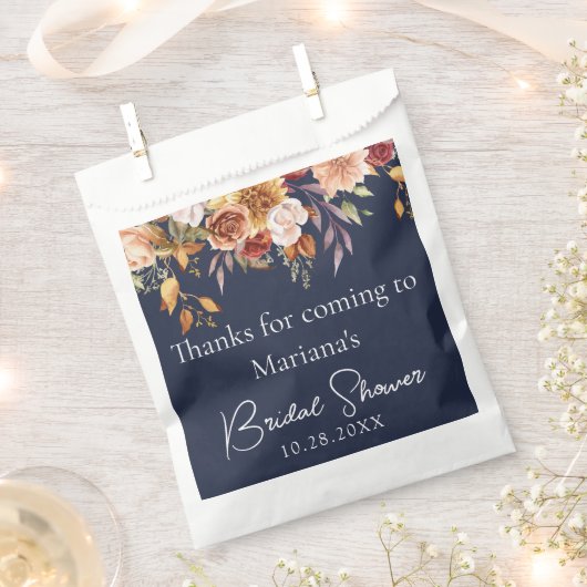 ネイビーブルーの秋の花柄 ブライダルシャワー フェイバーバッグ (クリップ留めされた状態)