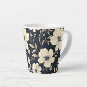 ネイビーブルーの背景にクリーム色の花 カフェラテマグ (右アングル)