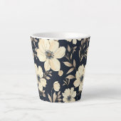 ネイビーブルーの背景にクリーム色の花 カフェラテマグ (正面)