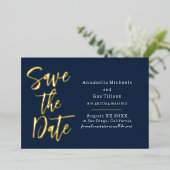 ネイビーブルーの背景にモダンな大きなフォントで「Save the Date」 箔招待状 (立ち正面)