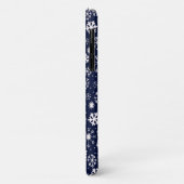 ネイビーブルーの背景に手描きの雪の結晶の吹雪 クラシックブルー Case-Mate iPhoneケース (裏面/左)