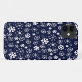 ネイビーブルーの背景に手描きの雪の結晶の吹雪 クラシックブルー Case-Mate iPhoneケース (裏面(横))