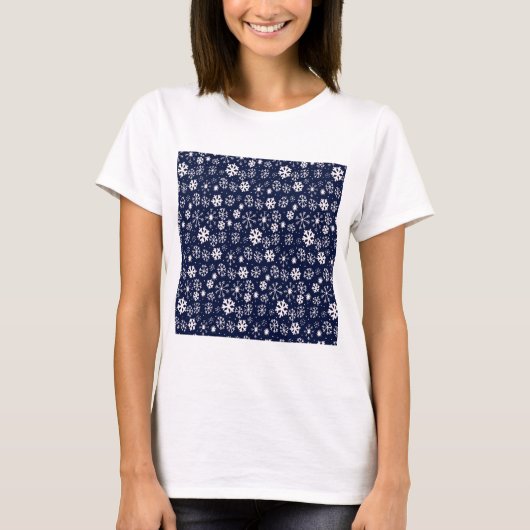 ネイビーブルーの背景に手描きの雪の結晶の吹雪 クラシックブルー Tシャツ (正面)