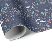 ネイビーブルーの背景に白いデイジーフローラプリント ラッピングペーパー (ロールコーナー)