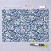 ネイビーブルーの背景に白いヴィンテージダマスク 薄葉紙 (クラフト)