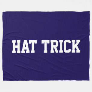 ネイビーブルーの背景に白いAthletic Bold HAT TRICKテキストのデザイン フリースブランケット