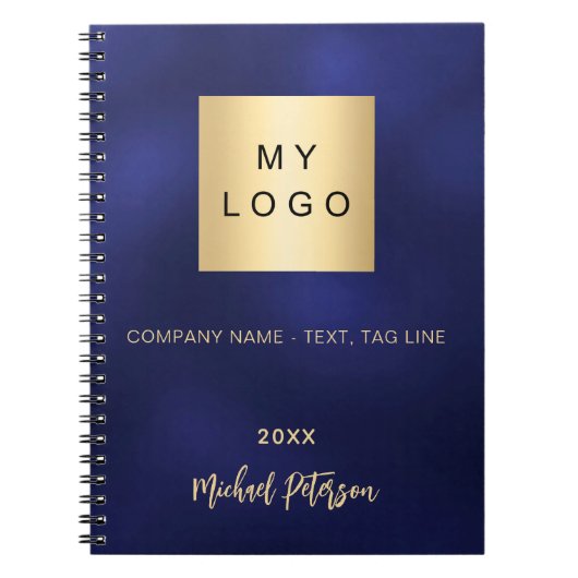 ネイビーブルーの背景に金色のロゴマークと社名、そして設立年 ノートブック (正面)