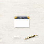 ネイビーブルーの背景に黄色の花のモノグラム ポストイット (デスク上)