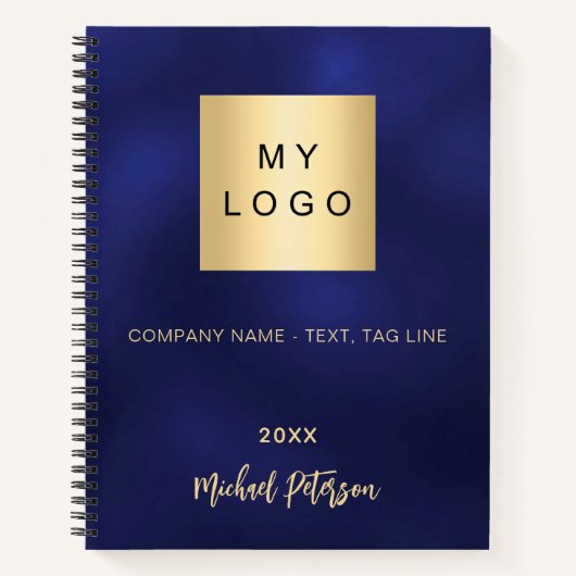 ネイビーブルーの背景に、金色のロゴマークと会社名、設立年 ノートブック (正面)