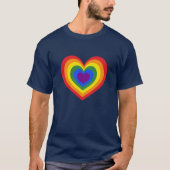 ネイビーブルーの背景の虹のハート Tシャツ (正面)