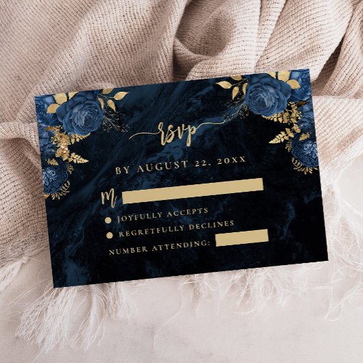 ネイビーブルーの花と淡いゴールドの文字の結婚式RSVP エンクロージャーカード