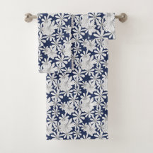 ネイビーブルーの花に白い手描きフローラプリント