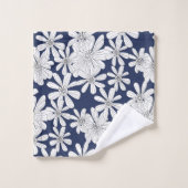 ネイビーブルーの花に白い手描きフローラプリント バスタオルセット (ウォッシュタオル)