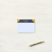 ネイビーブルーの花に黄色の花の背景モノグラム ポストイット (デスク上)