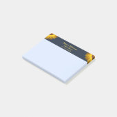 ネイビーブルーの花に黄色の花の背景モノグラム ポストイット (アングル)