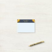 ネイビーブルーの花に黄色の花の背景モノグラム ポストイット (デスク上)