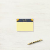 ネイビーブルーの花に黄色の花の背景モノグラム ポストイット (デスク上)