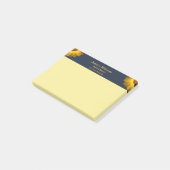 ネイビーブルーの花に黄色の花の背景モノグラム ポストイット (アングル)