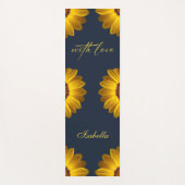 ネイビーブルーの花に黄色の花の背景モノグラム ヨガマット (正面)