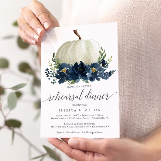 ネイビーブルーの花のデザインのカボチャのリハーサルディナー招待状 招待状