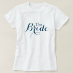 ネイビーブルーの花嫁Tシャツ Tシャツ<br><div class="desc">オーダーメイドのウェディングトートバッグは、ネイビーブルーの装飾的なエレガントなカスタムテキストが特徴で、結婚式の仲間の名前と役割を入れてパーソナライズすることができます。</div>