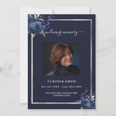 ネイビーブルーの花模様のシルバーフォト葬儀プログラム 招待状 (裏面)