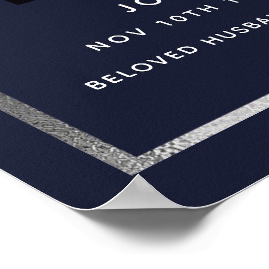 ネイビーブルーの花模様の銀の写真葬儀プログラム ポスター (角)