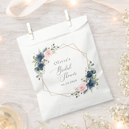 ネイビーブルーの花、ピンクの花、結婚式前祝い フェイバーバッグ (クリップ留めされた状態)